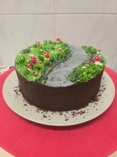 Bolo de massa de pão de ló coberto de chocolate negro, decorado com tema de floresta de creme de manteiga - Bolos de aniversário no Porto | Bento Cakes, Cake Design, Bolachas e Cupcakes | Porto | Sahri Dessert Art