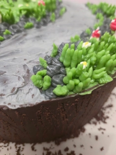 Bolo de massa de pão de ló coberto de chocolate negro, decorado com tema de floresta de creme de manteiga. - Bolos de aniversário no Porto | Bento Cakes, Cake Design, Bolachas e Cupcakes | Porto | Sahri Dessert Art