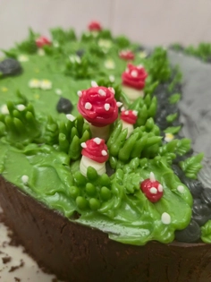 Bolo de massa de pão de ló coberto de chocolate negro, decorado com tema de floresta de creme de manteiga. - Bolos de aniversário no Porto | Bento Cakes, Cake Design, Bolachas e Cupcakes | Porto | Sahri Dessert Art