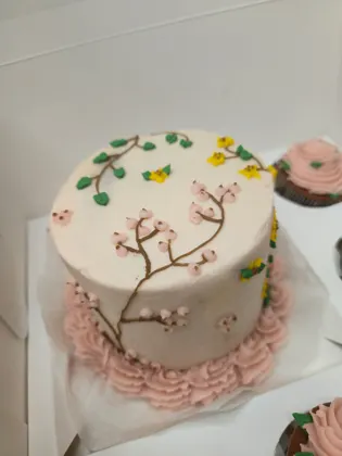 Combo Bento Cake + Cupcakes de chocolate decorados com motivos florais para celebrar noivado. - Bolos de aniversário no Porto | Bento Cakes, Cake Design, Bolachas e Cupcakes | Porto | Sahri Dessert Art