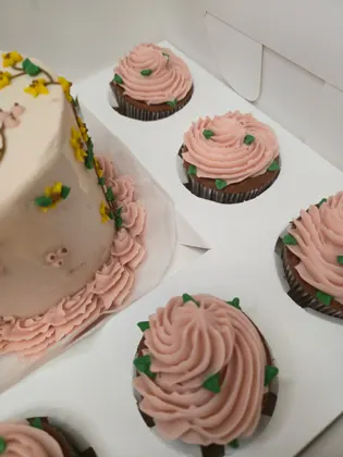 Combo Bento Cake + Cupcakes de chocolate decorados com motivos florais para celebrar noivado. - Bolos de aniversário no Porto | Bento Cakes, Cake Design, Bolachas e Cupcakes | Porto | Sahri Dessert Art