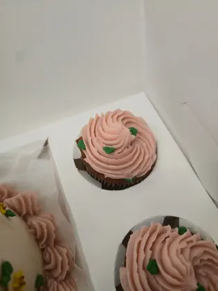 Combo Bento Cake + Cupcakes de chocolate decorados com motivos florais para celebrar noivado. - Bolos de aniversário no Porto | Bento Cakes, Cake Design, Bolachas e Cupcakes | Porto | Sahri Dessert Art