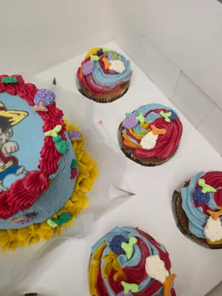 Combo Bento Cake + Cupcakes de massa mármore decorados com figuras alusivas ao anime One Piece. - Bolos de aniversário no Porto | Bento Cakes, Cake Design, Bolachas e Cupcakes | Porto | Sahri Dessert Art