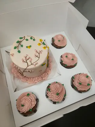 Combo Bento Cake + Cupcakes de chocolate decorados com motivos florais para celebrar noivado. - Bolos de aniversário no Porto | Bento Cakes, Cake Design, Bolachas e Cupcakes | Porto | Sahri Dessert Art