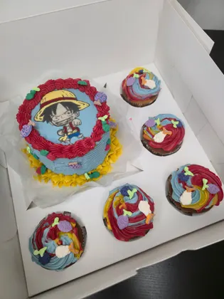 Combo Bento Cake + Cupcakes de massa mármore decorados com figuras alusivas ao anime One Piece. - Bolos de aniversário no Porto | Bento Cakes, Cake Design, Bolachas e Cupcakes | Porto | Sahri Dessert Art