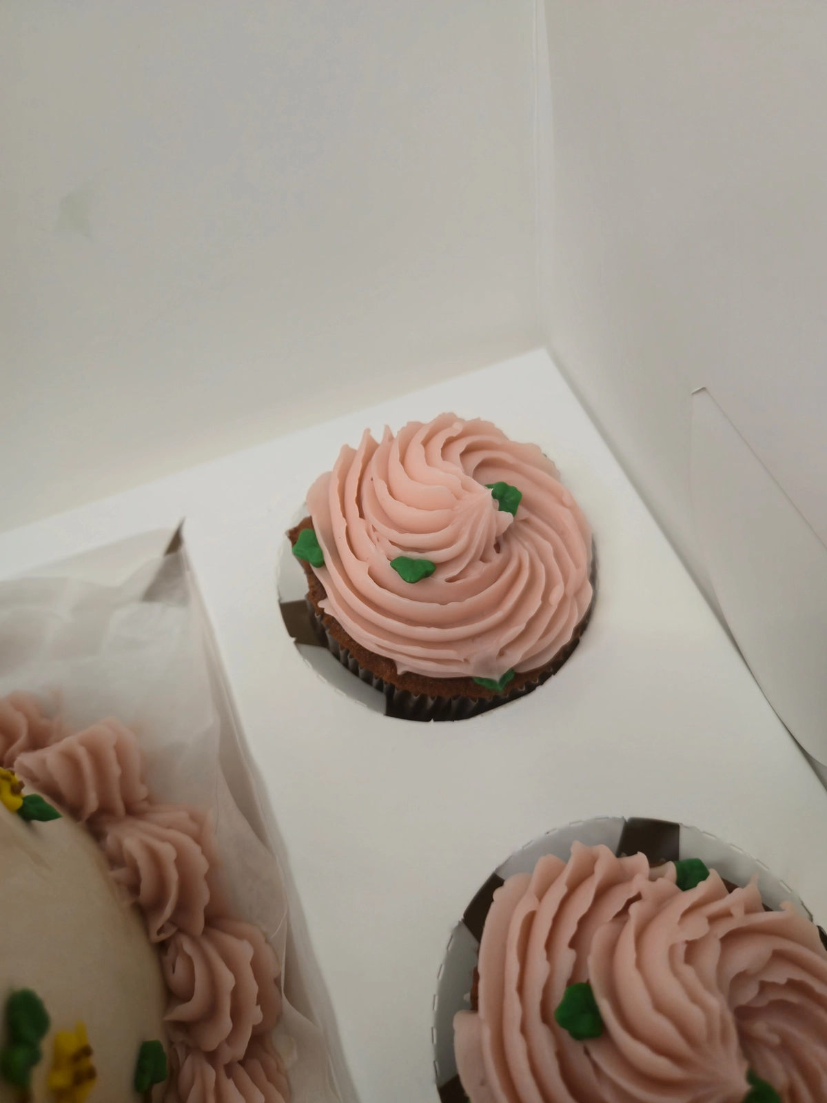 Combo bento cake & cupcakes com decoração floral para celebrar noivado. - Bolos de aniversário no Porto | Bento Cakes, Cake Design, Bolachas e Cupcakes | Porto | Sahri Dessert Art