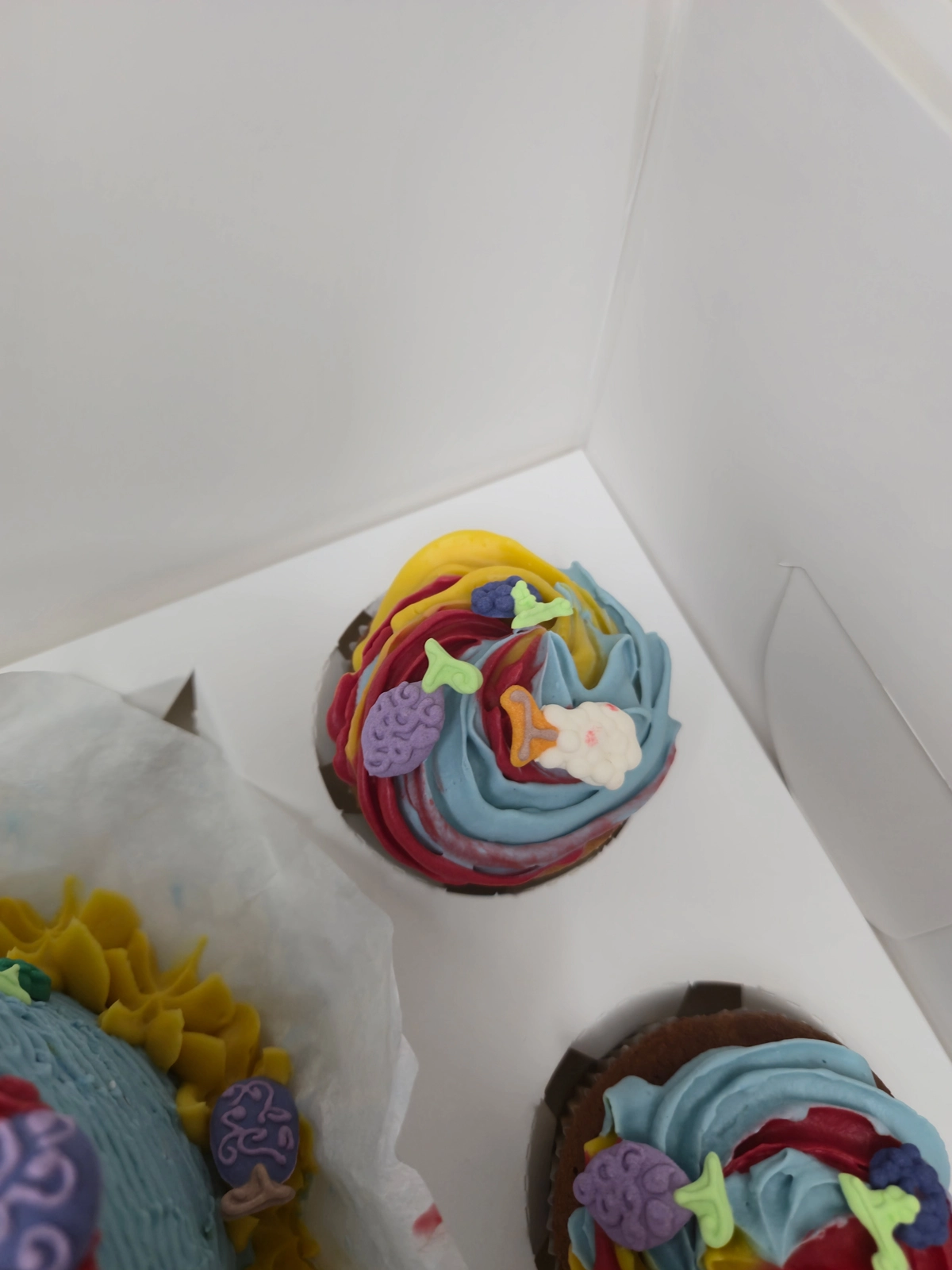 Combo bento cake & cupcakes com decoração alusiva ao anime One Piece. - Bolos de aniversário no Porto | Bento Cakes, Cake Design, Bolachas e Cupcakes | Porto | Sahri Dessert Art