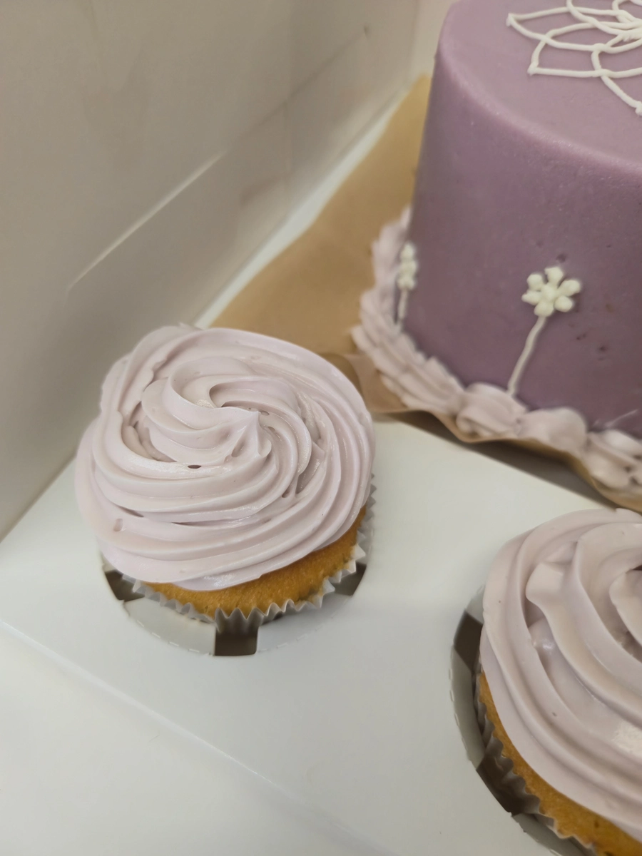 Combo Bento Cake + Cupcakes de baunilha decorados com branding d'Os Violeta. - Bolos de aniversário no Porto | Bento Cakes, Cake Design, Bolachas e Cupcakes | Porto | Sahri Dessert Art