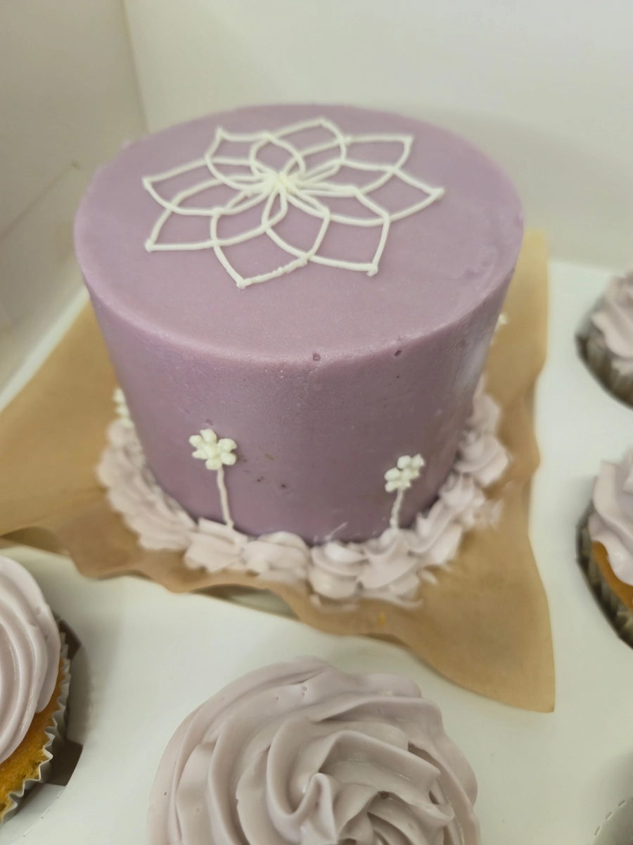 Combo Bento Cake + Cupcakes de baunilha decorados com branding d'Os Violeta. - Bolos de aniversário no Porto | Bento Cakes, Cake Design, Bolachas e Cupcakes | Porto | Sahri Dessert Art