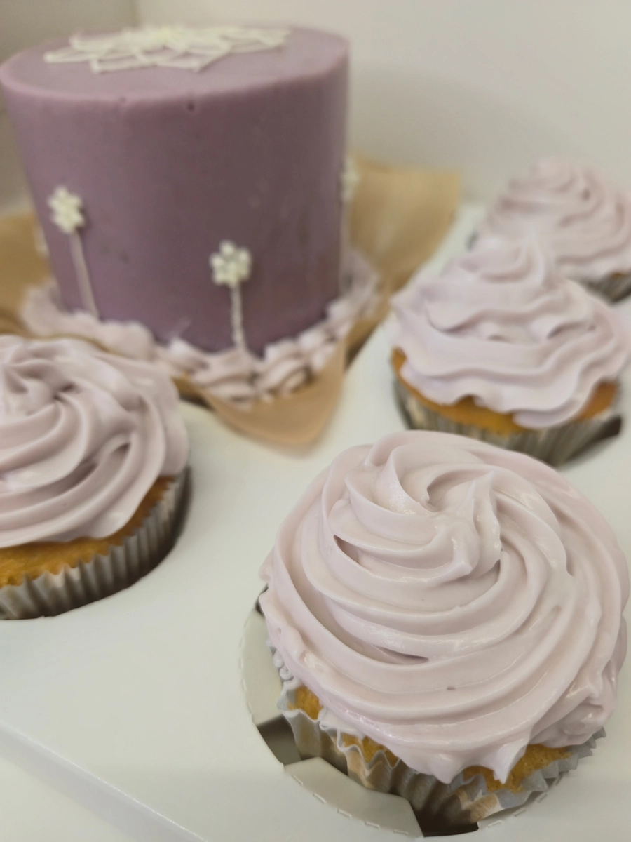 Combo Bento Cake + Cupcakes de baunilha decorados com branding d'Os Violeta. - Bolos de aniversário no Porto | Bento Cakes, Cake Design, Bolachas e Cupcakes | Porto | Sahri Dessert Art