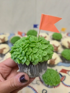 Cupcake de chocolate decorado com tema de S. João com um manjerico. - Bolos de aniversário no Porto | Bento Cakes, Cake Design, Bolachas e Cupcakes | Porto | Sahri Dessert Art