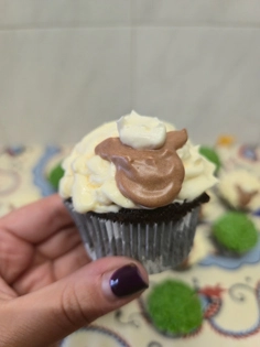 Cupcake de chocolate decorado com tema de S. João com uma ovelha. - Bolos de aniversário no Porto | Bento Cakes, Cake Design, Bolachas e Cupcakes | Porto | Sahri Dessert Art