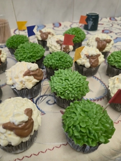 Cupcakes de chocolate temáticos de S. João decorados com creme de manteiga.