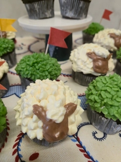 Cupcakes de chocolate decorados com tema de S. João com ovelhas e manjericos. - Bolos de aniversário no Porto | Bento Cakes, Cake Design, Bolachas e Cupcakes | Porto | Sahri Dessert Art
