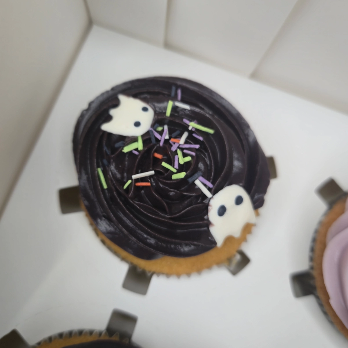Cupcakes personalizados com decoração de Halloween. - Bolos de aniversário no Porto | Bento Cakes, Cake Design, Bolachas e Cupcakes | Porto | Sahri Dessert Art