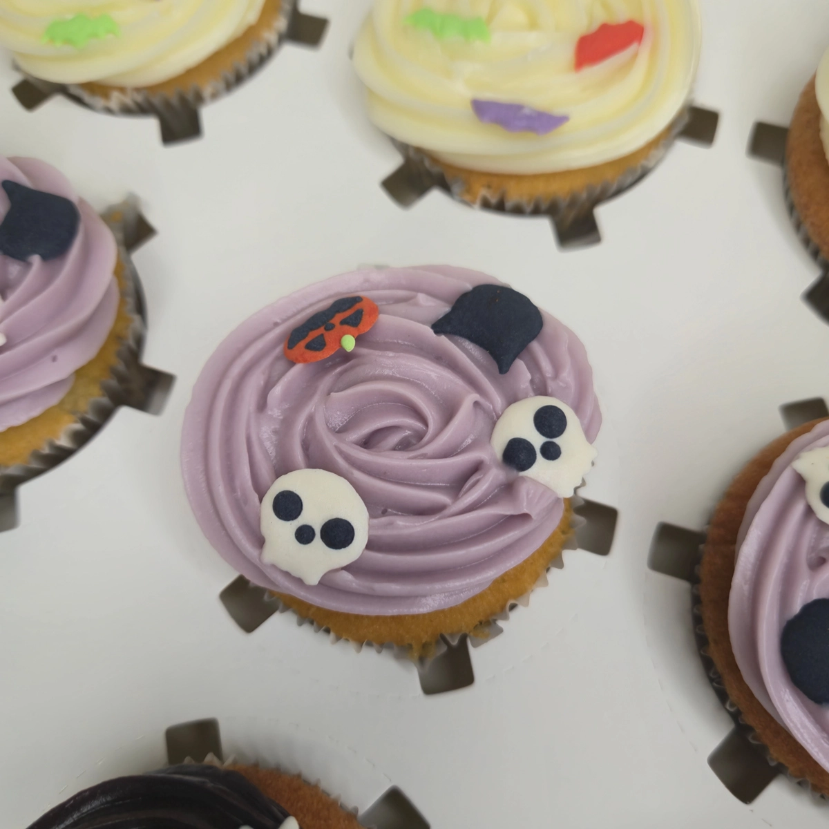 Cupcakes personalizados com decoração de Halloween. - Bolos de aniversário no Porto | Bento Cakes, Cake Design, Bolachas e Cupcakes | Porto | Sahri Dessert Art
