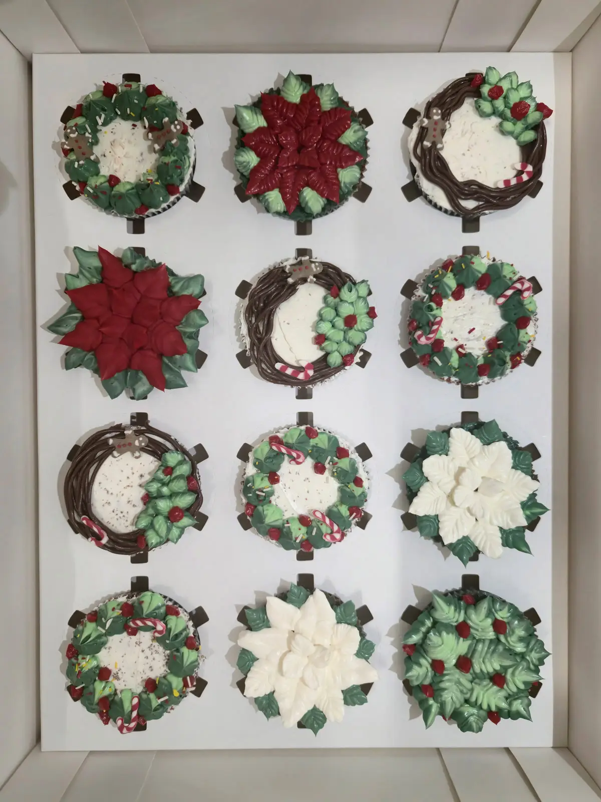 Cupcakes de chocolate decorados com motivos de Natal, como poinsettias e coroas de azevinho. - Bolos de aniversário no Porto | Bentô Cakes, Cake Design, Bolachas e Cupcakes | Porto | Sahri Dessert Art