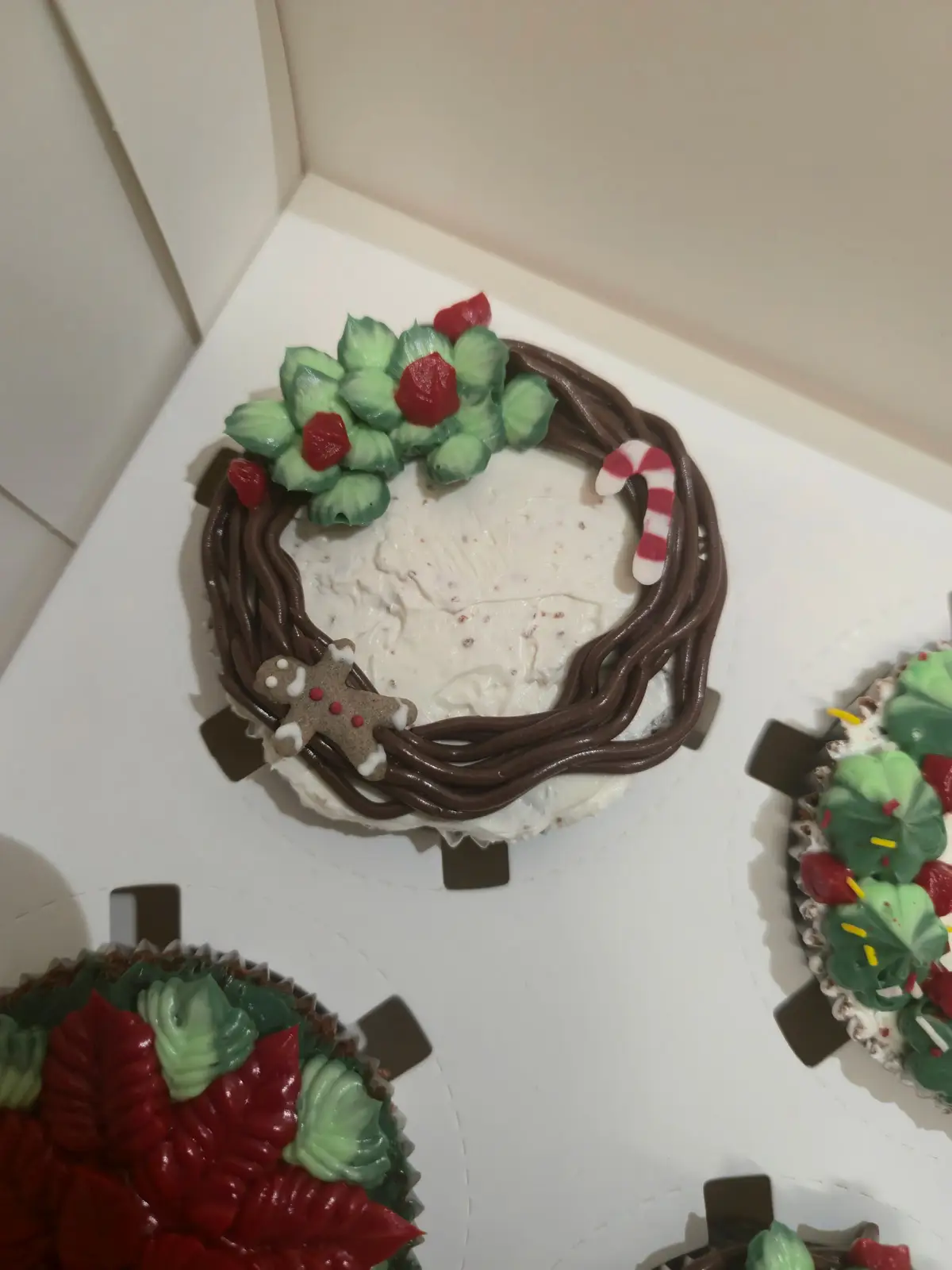Cupcakes de chocolate decorados com motivos de Natal, como poinsettias e coroas de azevinho. - Bolos de aniversário no Porto | Bentô Cakes, Cake Design, Bolachas e Cupcakes | Porto | Sahri Dessert Art