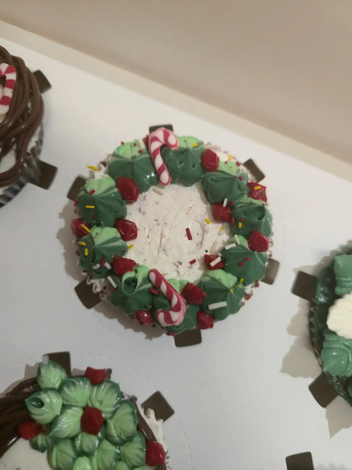 Cupcakes de chocolate decorados com motivos de Natal, como poinsettias e coroas de azevinho. - Bolos de aniversário no Porto | Bentô Cakes, Cake Design, Bolachas e Cupcakes | Porto | Sahri Dessert Art