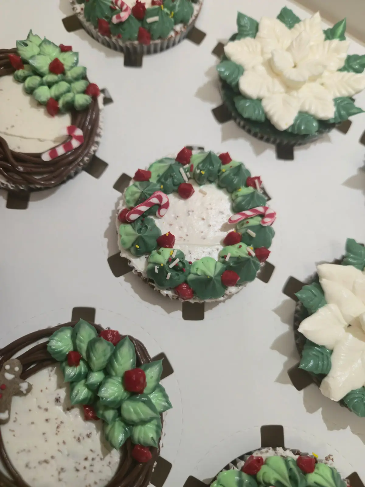 Cupcakes de chocolate decorados com motivos de Natal, como poinsettias e coroas de azevinho. - Bolos de aniversário no Porto | Bentô Cakes, Cake Design, Bolachas e Cupcakes | Porto | Sahri Dessert Art